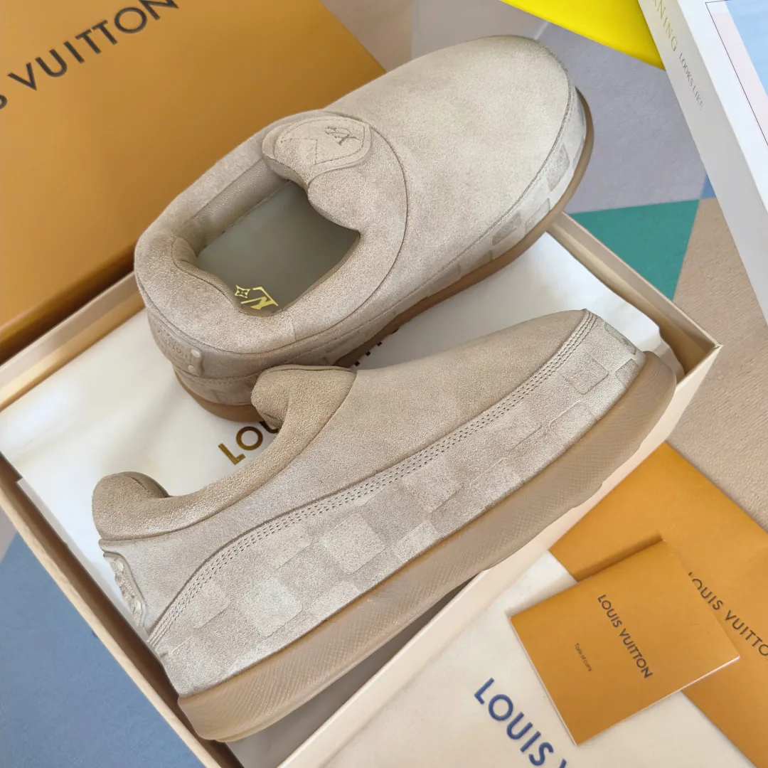 [L Family x Ingo joint model] Top P: 820💰 ▪️Size: Women's 35-40 (customized at 41.42 for women). Men's 39-44 (customized at 38.45.46) LV x Ingo joint model Top version Fatty Forrest Gump shoes Thick sole Couple model Casual sports shoes Original purchase and development Production LV Yeti lace-up shoes from LV Yeti The series combines Japanese "small feet" fashion aesthetics with classic Louis Vuitton elements in avant-garde strokes, subtly paying tribute to the traditional Japanese culture of taking off shoes when entering the house. The suede cow leather is partially embossed with Nigo's reinterpreted Damier pattern, and the comfortable casual shoe configuration highlights street style. Exquisite packaging at the delivery counter🛍📦 ▪️Fabric: Original imported first-layer cowhide ▪️Inner lining: Original custom-made breathable mesh ▪️Sole: Original molded non-slip TPU material ▪️Sole thickness: 5CM